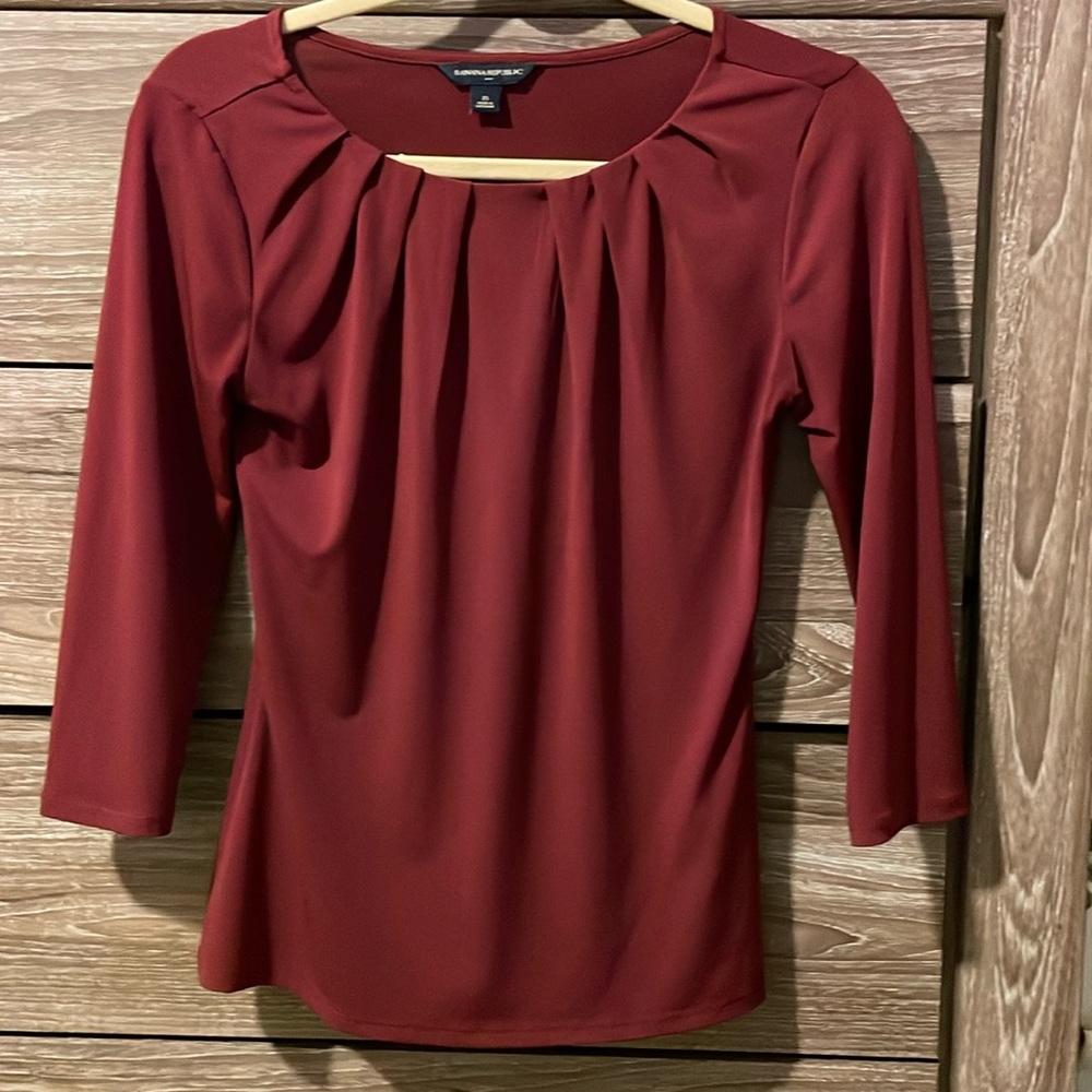 Burgundy top, 3/4 length sleeves